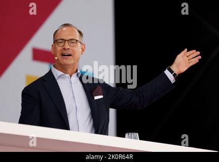 Köln, Deutschland. 13. September 2022. Oliver Bäte, Vorstandsvorsitzender der Allianz SE, spricht auf der Digital X-Konferenz der Deutschen Telekom in Köln auf der Bühne. Kredit: Thomas Bandeyer/dpa/Alamy Live Nachrichten Stockfoto