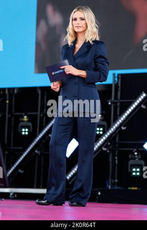 Köln, Deutschland. 13. September 2022. Moderatorin Michelle Hunziker ist auf der Digital X Konferenz der Deutschen Telekom in Köln auf der Bühne. Kredit: Thomas Bandeyer/dpa/Alamy Live Nachrichten Stockfoto