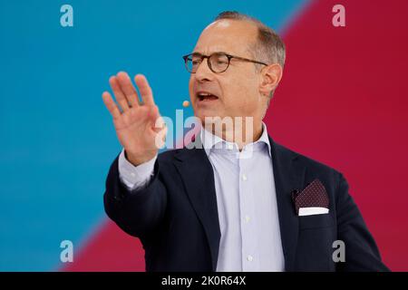 Köln, Deutschland. 13. September 2022. Oliver Bäte, Vorstandsvorsitzender der Allianz SE, spricht auf der Digital X-Konferenz der Deutschen Telekom in Köln auf der Bühne. Kredit: Thomas Bandeyer/dpa/Alamy Live Nachrichten Stockfoto