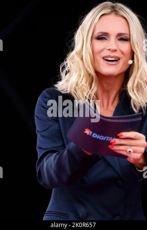 Köln, Deutschland. 13. September 2022. Moderatorin Michelle Hunziker ist auf der Digital X Konferenz der Deutschen Telekom in Köln auf der Bühne. Kredit: Thomas Bandeyer/dpa/Alamy Live Nachrichten Stockfoto