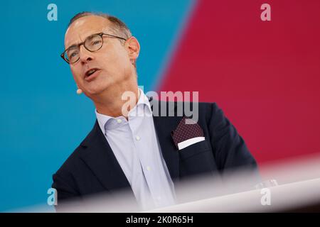 Köln, Deutschland. 13. September 2022. Oliver Bäte, Vorstandsvorsitzender der Allianz SE, spricht auf der Digital X-Konferenz der Deutschen Telekom in Köln auf der Bühne. Kredit: Thomas Bandeyer/dpa/Alamy Live Nachrichten Stockfoto