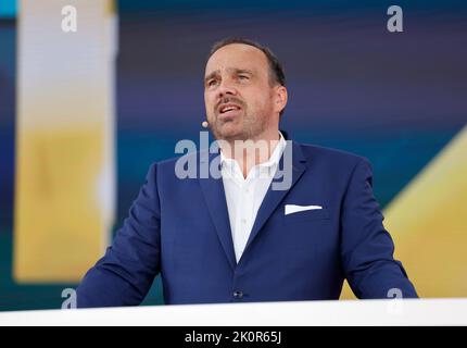 Köln, Deutschland. 13. September 2022. Hagen Rickmann, Managing Director Business Customers Telekom Germany, spricht auf der Digital X-Konferenz der Deutschen Telekom in Köln auf der Bühne. Kredit: Thomas Bandeyer/dpa/Alamy Live Nachrichten Stockfoto