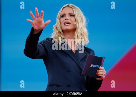 Köln, Deutschland. 13. September 2022. Moderatorin Michelle Hunziker ist auf der Digital X Konferenz der Deutschen Telekom in Köln auf der Bühne. Kredit: Thomas Bandeyer/dpa/Alamy Live Nachrichten Stockfoto