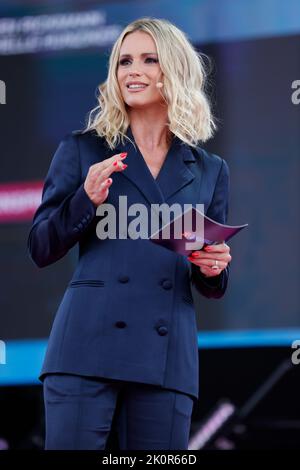 Köln, Deutschland. 13. September 2022. Moderatorin Michelle Hunziker ist auf der Digital X Konferenz der Deutschen Telekom in Köln auf der Bühne. Kredit: Thomas Bandeyer/dpa/Alamy Live Nachrichten Stockfoto