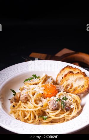 Food-Konzept hausgemachte klassische Spaghetti Carbonara auf Holzbrett mit Kopierfläche Stockfoto