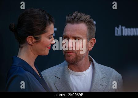 Toronto, Ontario, 12. September 2022, Mary Elizabeth Winstead und Ewan McGregor besuchen die „Raymond & Ray“-Premiere während des Toronto International Film Festival 2022 in der Roy Thomson Hall am 12. September 2022 in Toronto, Ontari Stockfoto