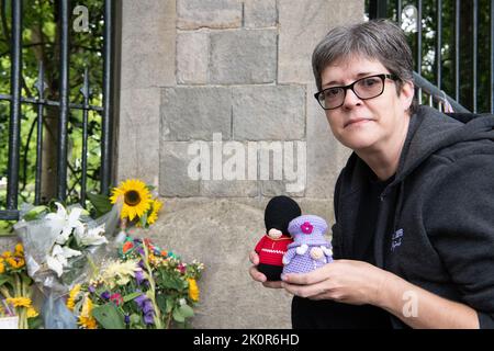 Windsor, Großbritannien. 13.. September 2022. Nikki Humphries brachte ihre schönen kleinen Häkelfiguren zusammen mit Blumen, die sie nach dem traurigen Tod ihrer Majestät, der Königin, auf dem langen Spaziergang in Windsor hinterlassen sollten. Quelle: Maureen McLean/Alamy Live News Stockfoto