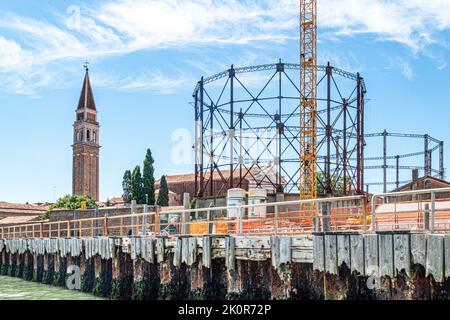 Venedig, Italien - 1. Juli 2021: Fährstation Venier, Blick auf leere Gastanks in Venedig, Italien. Stockfoto