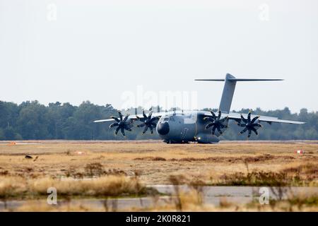 Die Abbildung zeigt das militärische Transportflugzeug Airbus A400M während einer Pressekonferenz zum Sturm Tide 2022 (05-16/09), der fiktiven, nicht kämpferischen Evakuierungsoperation, die von der belgischen Verteidigung in Weelde am Dienstag, dem 13. September 2022, organisiert wurde. Etwa 800 Soldaten aus den Abteilungen Land, Luft und Medizin werden eine Interventionseinheit bilden, die dort für eine fiktive, nicht-kämpferische Evakuierungsoperation (NEO) eingesetzt wird, indem sie die verschiedenen Spezialitäten und Fähigkeiten VON SO Regt einbeziehen. Dieser Pressemoment ist organisiert, um die Möglichkeit zu bieten, die Arbeit der para-Kommandos und der A40 zu beobachten Stockfoto