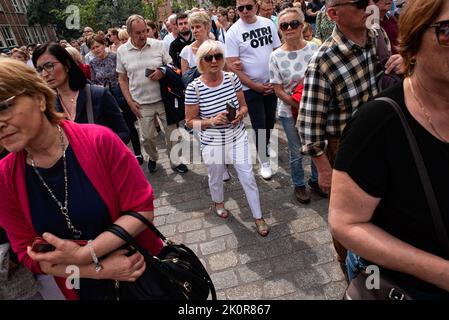 Danzig, Polen. 12.. Juli 2021. Während der Prozession laufen die Menschen entlang der D?uga Straße. Fronleichnam - liturgische Feier in der katholischen Kirche zu Ehren Jesu Christi im Allerheiligsten Sakrament. Eine Prozession von Gläubigen ging durch die Straßen von GDA?sk. (Bild: © Agnieszka Pazdykiewicz/SOPA-Bilder über ZUMA Press Wire) Stockfoto