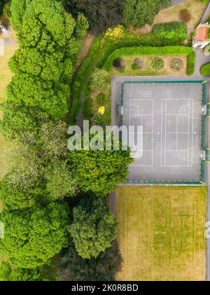 Luftaufnahme, vertikale Aufnahme, von Muga Multi-use-Spiele-Bereich Stockfoto