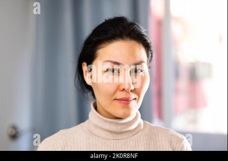 Porträt einer asiatischen Frau zu Hause Stockfoto