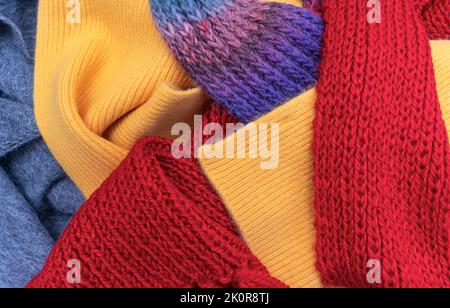 Warme Stricksachen liegen auf einem Haufen. Stockfoto