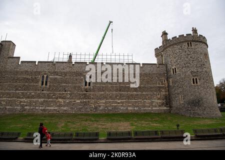 Windsor, Großbritannien. 13.. September 2022. Ein großer Kran, der im Schloss von Windsor Platz hebt, wenn der Sarg Ihrer Majestät der Königin nach ihrer Beerdigung am Montag nach Windsor Castle zurückkehrt Credit: Maureen McLean/Alamy Live News Stockfoto