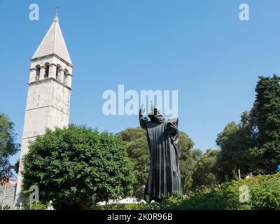 Statue des Bischofs Gregor von Nin vom Bildhauer Ivan Mestrovic und Glockenturm der Kapelle des Heiligen Arnirs in Split, Kroatien, Europa. Stockfoto