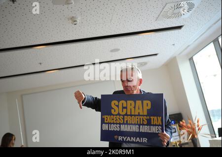 Budapest, Ungarn, 13/09/2022, der CEO von Ryanair, Michael O’Leary hält ein Schild mit der Aufschrift „Verschrottung „überschüssiger Gewinne“ Steuer auf verlustbringend Fluggesellschaften“, Budapest, Ungarn, 13. Sep 2022, Balint Szentgallay / Alamy Live News Stockfoto