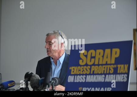 Budapest, Ungarn, 13/09/2022, der CEO von Ryanair, Michael O’Leary hält eine Pressekonferenz in Budapest ab, auf der bekannt gegeben wird, dass Ryanair in diesem Winter einige Flugoperationen aussetzt und die Häufigkeit anderer Fluglinien mit einem Schild mit der Aufschrift „Verschrottung „überschüssiger Gewinne“ auf verlustbringend Fluggesellschaften“ senkt, da das neue Luftverkehrssteuersystem der ungarischen Regierung etwa 10 us-dollar berechnet Europa und 25 usd für alle anderen Flüge, Budapest, Ungarn, 13.. September 2022, Balint Szentgallay / Alamy Live News Stockfoto