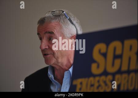 Budapest, Ungarn, 13/09/2022, der CEO von Ryanair, Michael O’Leary hält eine Pressekonferenz in Budapest ab, auf der bekannt gegeben wird, dass Ryanair in diesem Winter einige Flugoperationen aussetzt und die Häufigkeit anderer Fluglinien mit einem Schild mit der Aufschrift „Verschrottung „überschüssiger Gewinne“ auf verlustbringend Fluggesellschaften“ senkt, da das neue Luftverkehrssteuersystem der ungarischen Regierung etwa 10 us-dollar berechnet Europa und 25 usd für alle anderen Flüge, Budapest, Ungarn, 13.. September 2022, Balint Szentgallay / Alamy Live News Stockfoto