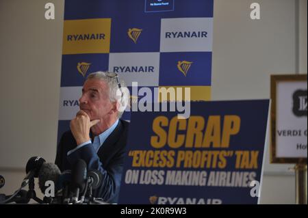 Budapest, Ungarn, 13/09/2022, der CEO von Ryanair, Michael O’Leary hält eine Pressekonferenz in Budapest ab, auf der bekannt gegeben wird, dass Ryanair in diesem Winter einige Flugoperationen aussetzt und die Häufigkeit anderer Fluglinien mit einem Schild mit der Aufschrift „Verschrottung „überschüssiger Gewinne“ auf verlustbringend Fluggesellschaften“ senkt, da das neue Luftverkehrssteuersystem der ungarischen Regierung etwa 10 us-dollar berechnet Europa und 25 usd für alle anderen Flüge, Budapest, Ungarn, 13.. September 2022, Balint Szentgallay / Alamy Live News Stockfoto