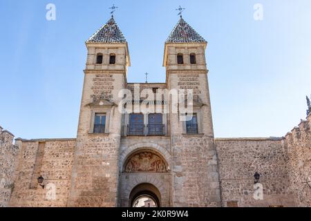 Toledos Tor oder Puerta de Bisagra ist ein Denkmal in Toledo, Spanien. Stockfoto