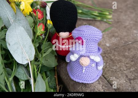 Windsor, Großbritannien. 13.. September 2022. Nikki Humphries brachte ihre schönen kleinen Häkelfiguren zusammen mit Blumen, die sie nach dem traurigen Tod ihrer Majestät, der Königin, auf dem langen Spaziergang in Windsor hinterlassen sollten. Quelle: Maureen McLean/Alamy Live News Stockfoto