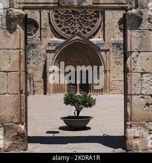 Blick auf den Haupteingang des Klosters Sant Cugat del Vallès, einer alten Benediktinerabtei, die dieser katalanischen Stadt ihren Namen gibt. Stockfoto