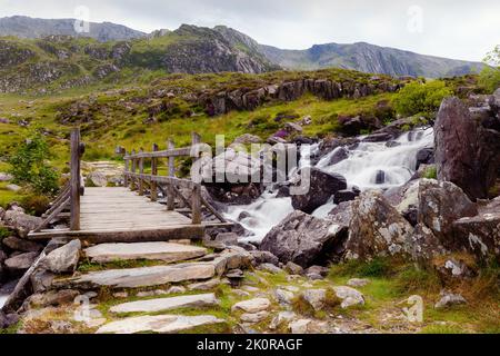 Brücke über den Wasserfall bei Llyn Ogwen auf dem Weg nach Llyn Idwal und Devils Kitchen Stockfoto