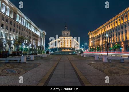 Largo Ensemble, Nationalversammlung und Stadtlichter bei Nacht, Sofia, Bulgarien Stockfoto