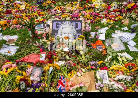 London, Großbritannien. 13. September 2022. Trotz des Regens bringen Mitglieder der Öffentlichkeit weiterhin Blumen und persönliche Kondolenzbotschaften in den Green Park in der Nähe des Buckingham Palastes, um ihre Trauer und Sympathie nach dem Tod von Königin Elizabeth II., der dienstältesten britischen Monarchin, auszudrücken, die am 8. September in Balmoral Castle starb. Es wird erwartet, dass Millionen von Besuchern nach London kommen, um den Sarg Ihrer Majestät Königin Elizabeth zu sehen, die vier Tage lang bis zur Beerdigung am Montag, dem 19. September, im Staat in der Westminster Hall liegen wird. Quelle: amer ghazzal/Alamy Live News Stockfoto