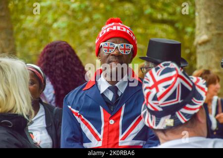 London, England, Großbritannien. 13. September 2022. Ein königlicher Superfan in der Mall. Royal Supermans haben vor der Prozession am 14.. September ein Lager in der Mall vor dem Buckingham Palace eingerichtet, die den Sarg der Königin in die Westminster Hall im Palace of Westminster bringen wird. Mehrere Fans haben bereits gestern mit dem Camping begonnen. (Bild: © Vuk Valcic/ZUMA Press Wire) Bild: ZUMA Press, Inc./Alamy Live News Stockfoto
