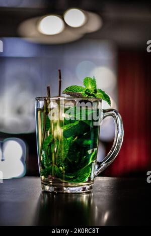 Eine vertikale Aufnahme eines Glases Pfefferminztee Stockfoto
