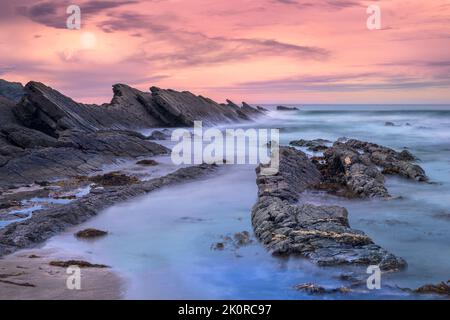 An der Atlantikküste gelegen, ist die Bucht von Crackington Haven von spektakulären Klippen umgeben und hat ein geologisches Phänomen, das nach ihr benannt ist: Das C Stockfoto