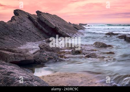 An der Atlantikküste gelegen, ist die Bucht von Crackington Haven von spektakulären Klippen umgeben und hat ein geologisches Phänomen, das nach ihr benannt ist: Das C Stockfoto