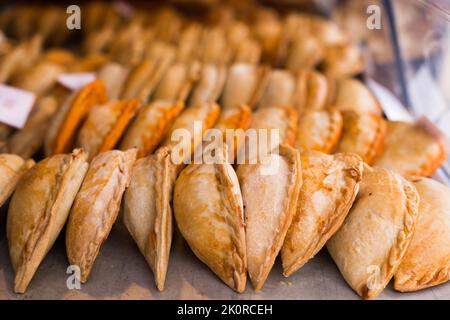 Frisch gebackene Empanadas mit verschiedenen Füllungen zum Verkauf Stockfoto