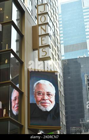 Enthüllung des marquis bei der Zeremonie zur Einweihung des James Earl Jones Theatre am 12. September 2022 in New York. Stockfoto