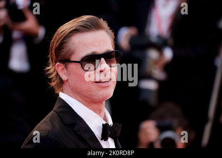 Der amerikanische Schauspieler Brad Pitt bei den Internationalen Filmfestspielen von Venedig 79 2022. Blonder Roter Teppich. Venedig, Italien, 8.. September 2022 Stockfoto