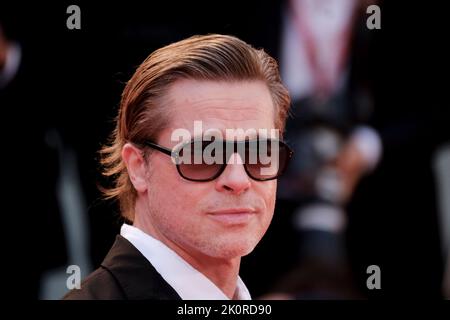 Der amerikanische Schauspieler Brad Pitt bei den Internationalen Filmfestspielen von Venedig 79 2022. Blonder Roter Teppich. Venedig, Italien, 8.. September 2022 Stockfoto