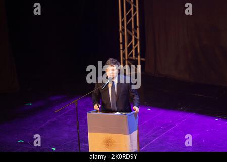 Buenos Aires, Argentinien. 12. September 2022. Der Ökonom und nationale Stellvertreter des politischen Raums La Libertad Avanza Javier Milei leitete zusammen mit dem ehemaligen Wirtschaftsminister Domingo Cavallo und dem ehemaligen Chef der Zentralbank Federico Sturzenegger die Präsentation zum Thema „das Ende der Inflation“. Der liberale Ökonom Alberto Benegas Lynch Jr. und die Ökonomin und ehemalige Generaldirektorin von Standard & Poors für Lateinamerika Diana Mondino nahmen ebenfalls Teil. (Foto: Esteban Osorio/Pacific Press) Quelle: Pacific Press Media Production Corp./Alamy Live News Stockfoto