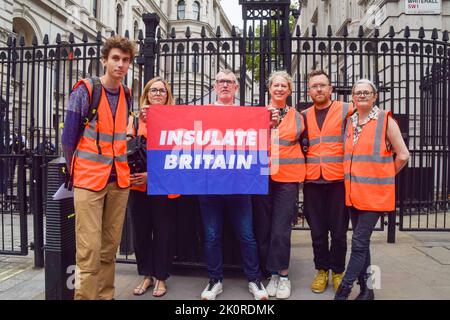 London, Großbritannien. 13. September 2022. Mitglieder der Beleidigung Großbritanniens versammelten sich vor der Downing Street, um ein Jahr nach Beginn ihrer Kampagne, die 2021 begann, einen Brief an die britische Öffentlichkeit zu lesen. Die Gruppe fordert, dass die Regierung britische Häuser bis 2025 isoliert. Kredit: Vuk Valcic/Alamy Live Nachrichten Stockfoto