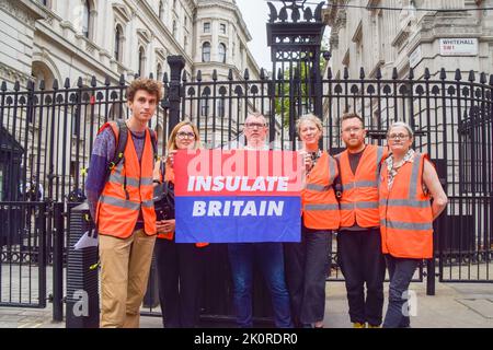 London, Großbritannien. 13. September 2022. Mitglieder der Beleidigung Großbritanniens versammelten sich vor der Downing Street, um ein Jahr nach Beginn ihrer Kampagne, die 2021 begann, einen Brief an die britische Öffentlichkeit zu lesen. Die Gruppe fordert, dass die Regierung britische Häuser bis 2025 isoliert. Kredit: Vuk Valcic/Alamy Live Nachrichten Stockfoto