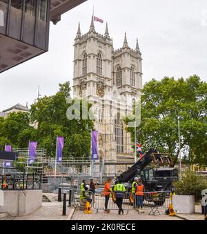 London, Großbritannien. 13. September 2022. Vor der Beerdigung der Königin, die am 19.. September stattfindet, werden Stände außerhalb der Westminster Abbey errichtet. Kredit: Vuk Valcic/Alamy Live Nachrichten Stockfoto
