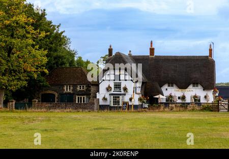 The Red Lion Pub, ein altes öffentliches Haus gegenüber dem Avebury Stone Circle, Wiltshire, England, Großbritannien, Großbritannien, Europa. Stockfoto