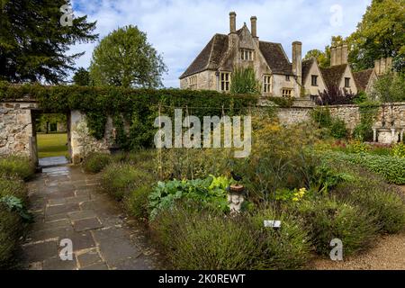 Avebury Manor, ein denkmalgeschütztes Herrenhaus aus dem frühen 16.. Jahrhundert und sein umliegender Garten in Avebury, Wiltshire, England, Großbritannien. Stockfoto