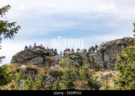 Bayerisch Eisenstein, Deutschland. 13. September 2022. Zahlreiche Ausflügler besuchen die Gipfelregion des Großen Arber. Der große Arber ist mit 1455,5 Metern der höchste Berg im Bayerischen Wald und Niederbayern. In den nächsten Tagen werden die Temperaturen in der Region sinken, und nach den Prognosen der Meteorologen wird der Niederschlag steigen. Quelle: Frank Hammerschmidt/dpa/Alamy Live News Stockfoto