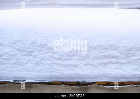 Eine Schneeschicht auf der Oberfläche. Schneebedeckter Winter. Stockfoto