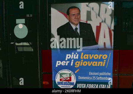 Italien. 12. September 2022. Das Plakat von Silvio Berlusconi ist in einem Bus zu sehen, während Wahlplakate am 12 2022. September in Rom, Italien, ausgestellt werden. Italien wird am 25. September vorgezogene Parlamentswahlen abhalten, da der italienische Premier Mario Draghi im vergangenen Juli zurückgetreten ist. (Foto: Elisa Gestri/SIPA USA) Quelle: SIPA USA/Alamy Live News Stockfoto