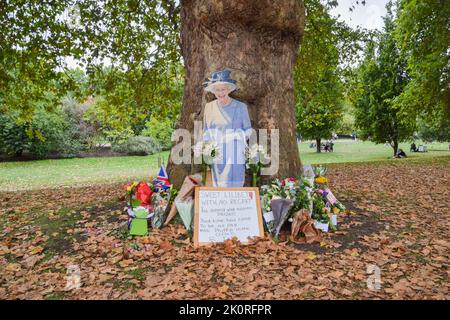 London, Großbritannien. 13. September 2022. Im St James's Park in der Nähe des Buckingham Palace hinterlassen die Menschen weiterhin Blumen und Ehrungen für die Queen. Kredit: Vuk Valcic/Alamy Live Nachrichten Stockfoto