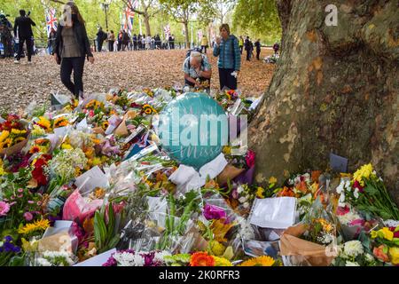London, Großbritannien. 13. September 2022. Im St James's Park in der Nähe des Buckingham Palace hinterlassen die Menschen weiterhin Blumen und Ehrungen für die Queen. Kredit: Vuk Valcic/Alamy Live Nachrichten Stockfoto