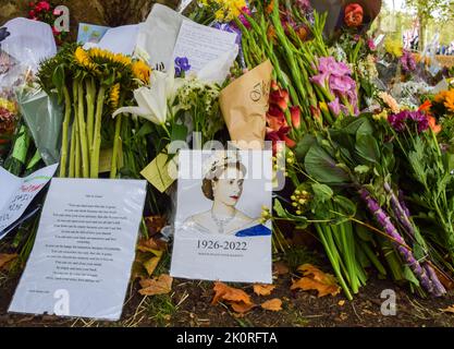 London, Großbritannien. 13. September 2022. Im St James's Park in der Nähe des Buckingham Palace hinterlassen die Menschen weiterhin Blumen und Ehrungen für die Queen. Kredit: Vuk Valcic/Alamy Live Nachrichten Stockfoto