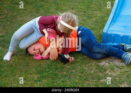 Spaß wird ernst, Geschwister kämpfen Stockfoto